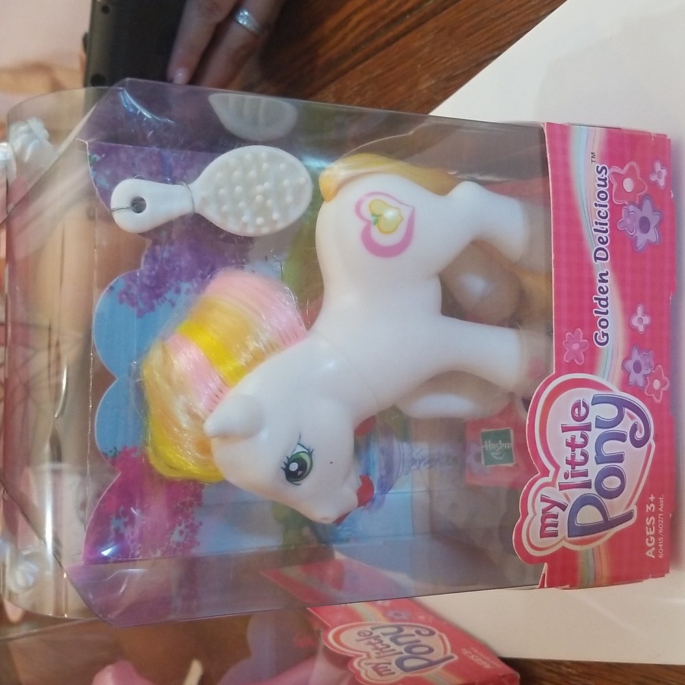 2004 my little pony golden delicious mib g3